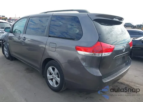 2012 Toyota Sienna Le V6 8 Passenger z USA, uszkodzony, nr VIN 5TDKK3DC8CS215541